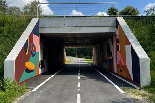 Foto van de fietstunnel aan de Havenlaan met kleurrijk beschilderde wanden