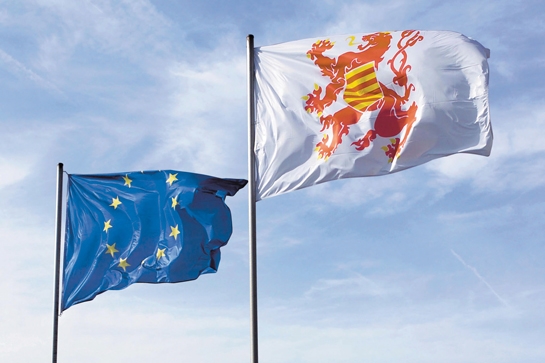Twee vlaggenmasten met vlag Europ en vlag provincie Limburg op